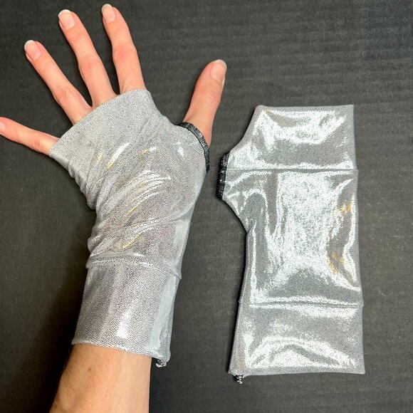 Womens Glitter Fingerless Gloves Short Silver Mystique Wrist Cuffs Hand Warmers - Picture 4 of 4